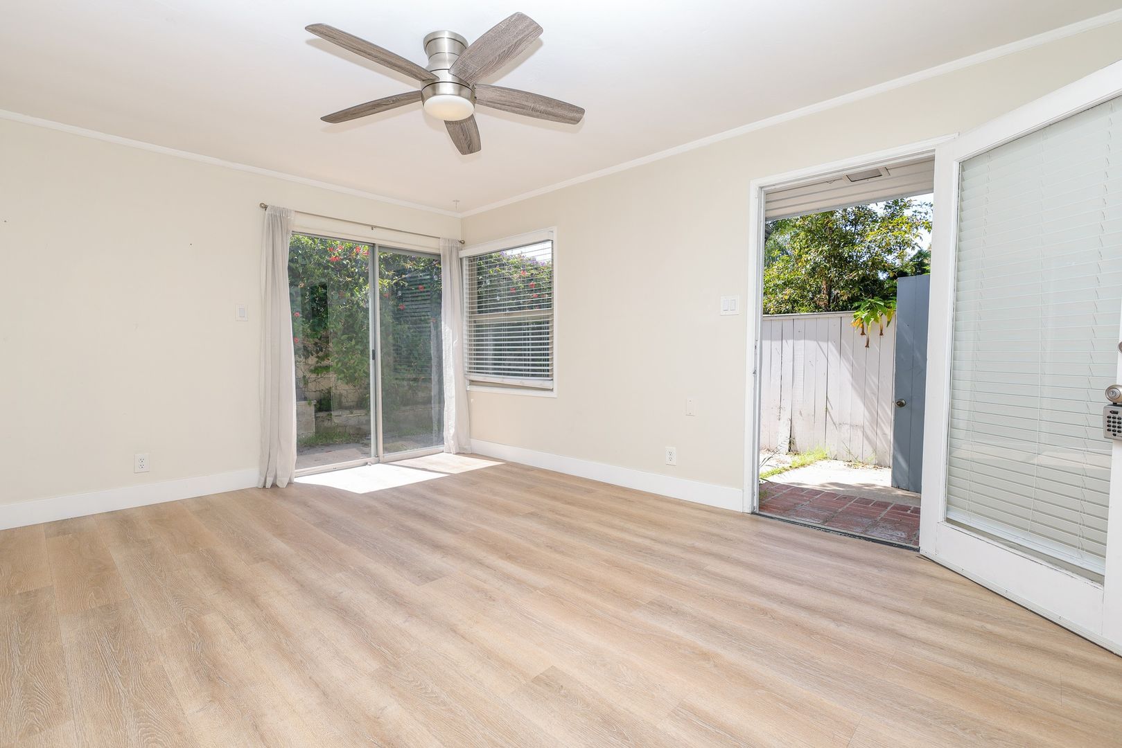 Laguna Beach Apartment: 666 Glenneyre Street / Los Olivos