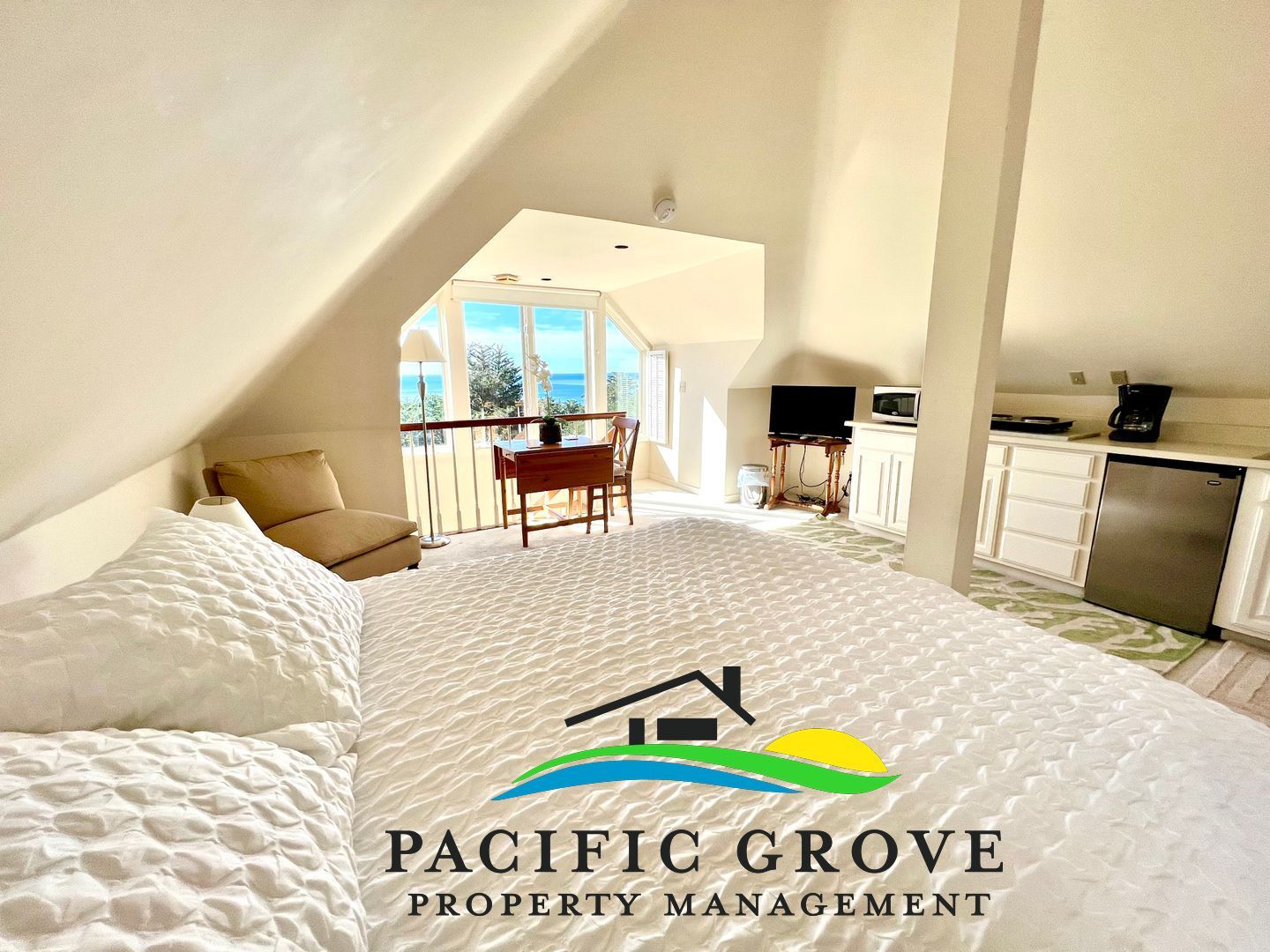 Pebble Beach Apartment: Sunset Point