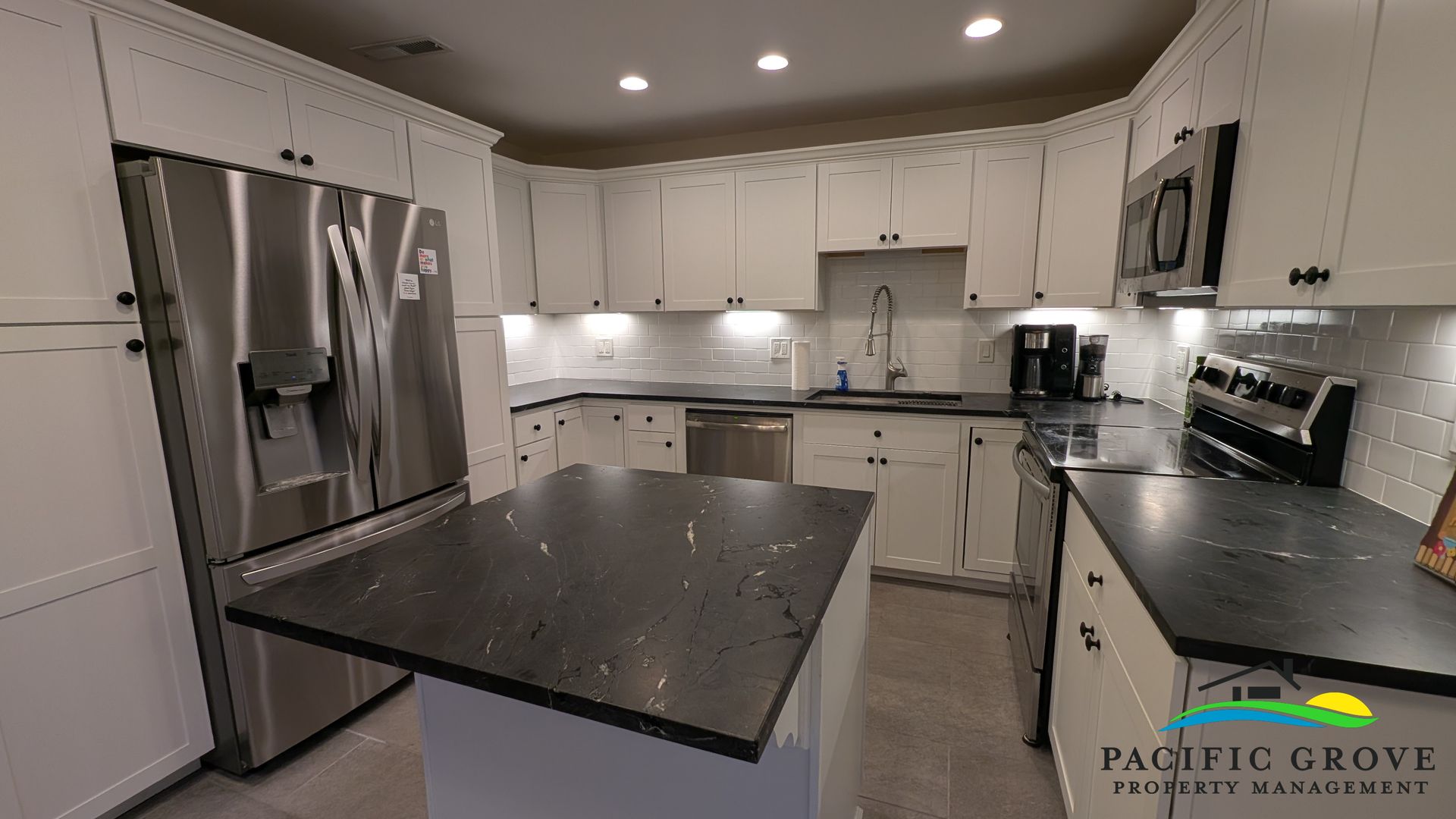 Seaside House: 1659 Luxton St