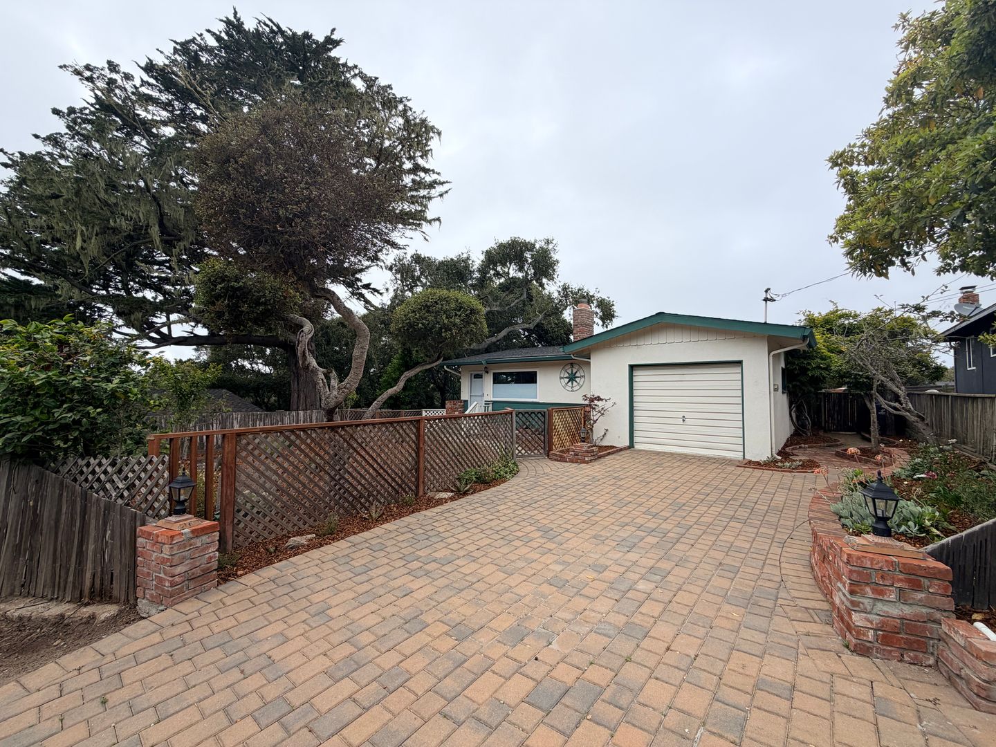 Pacific Grove House: 922 Maple Street