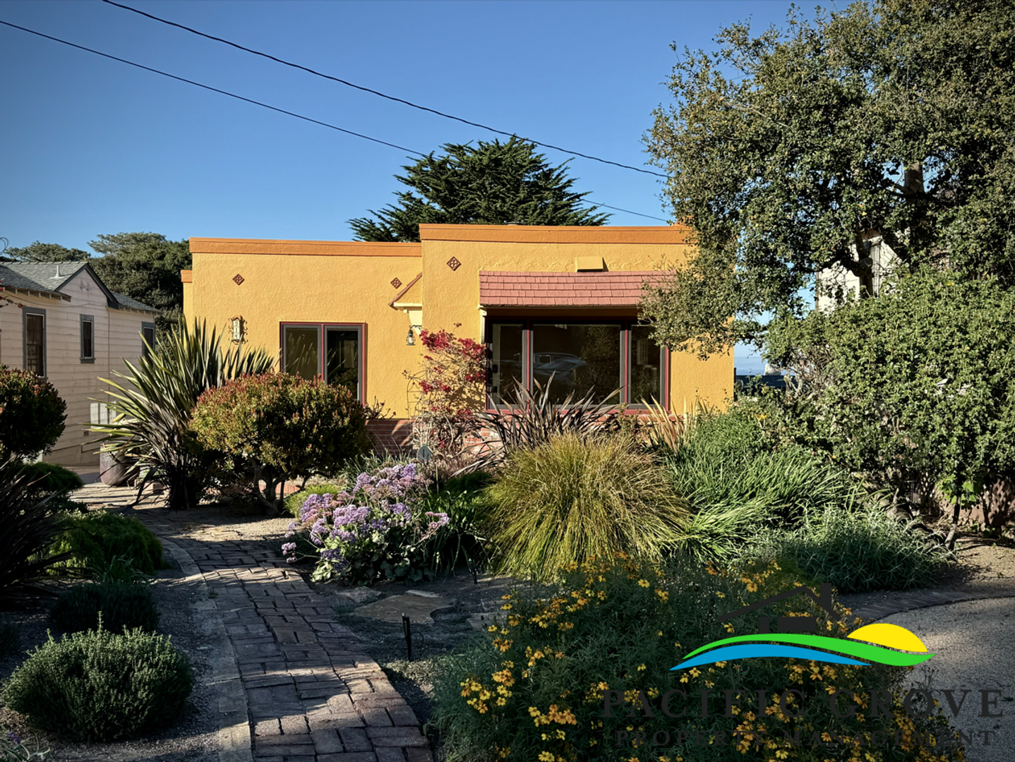 Pacific Grove House: 914 Lighthouse Ave