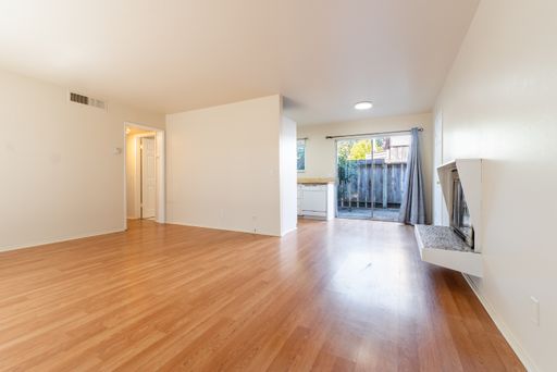 Lovely 2 bedroom Pacific Grove apartment available NOW! – photo 1