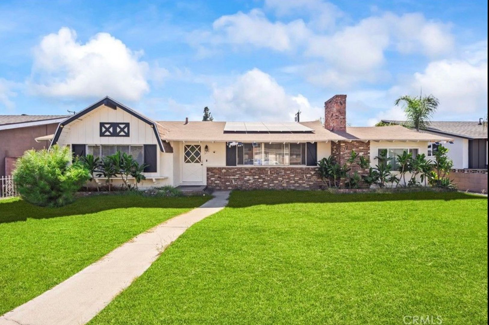 Pomona House: 370 E La Verne Ave