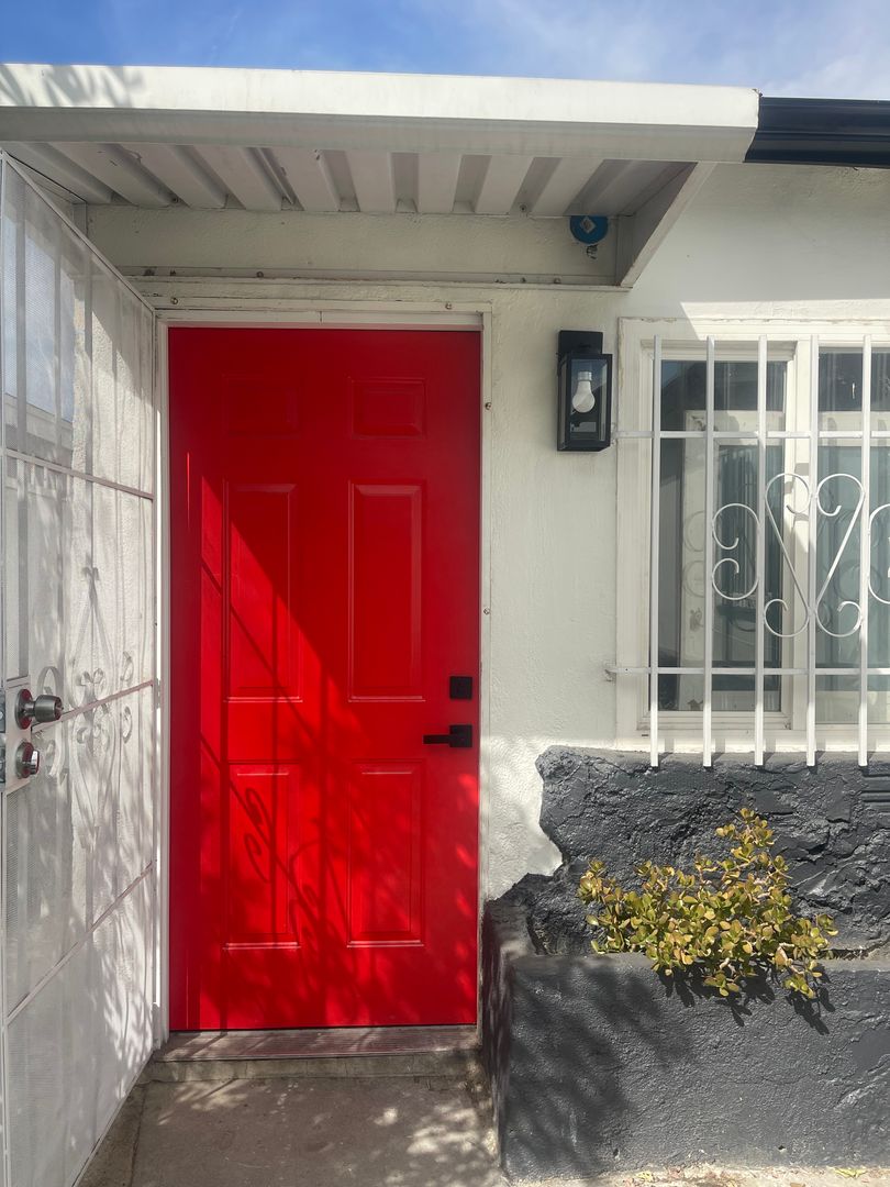 Los Angeles House: E 114th St