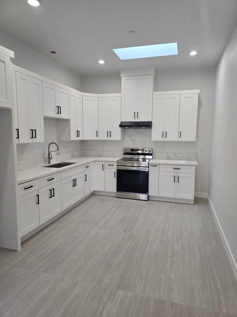 Garden Grove Apartment: 12681 Aristocrat Ave.