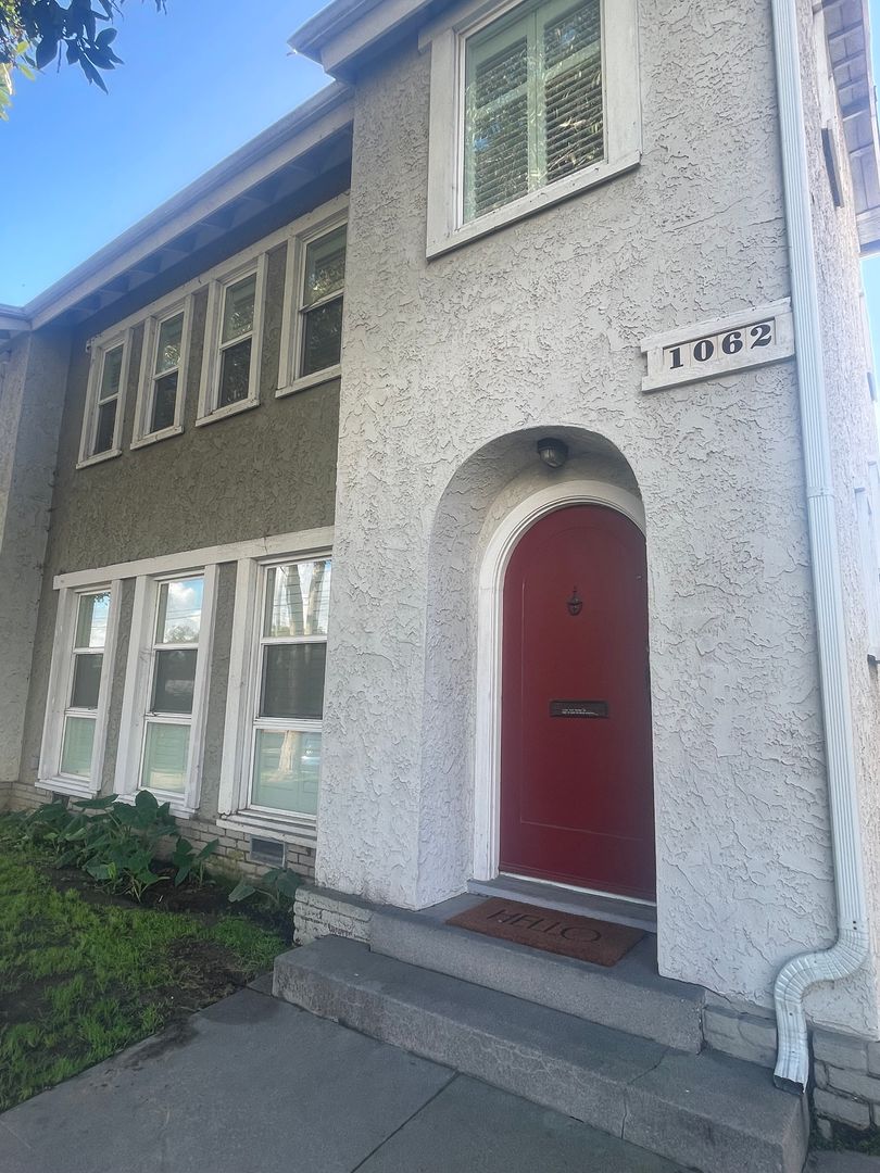 Long Beach House: 1062 2nd St