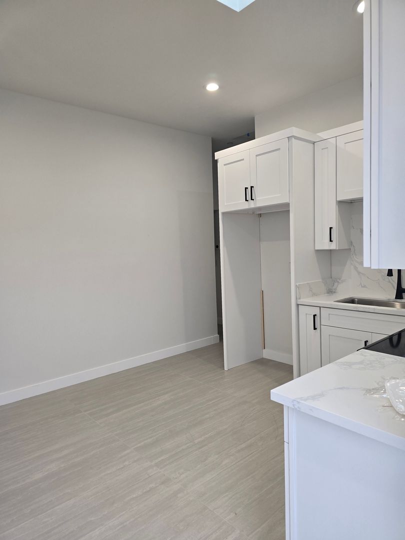 Garden Grove Apartment: 12681 Aristocrat Ave.