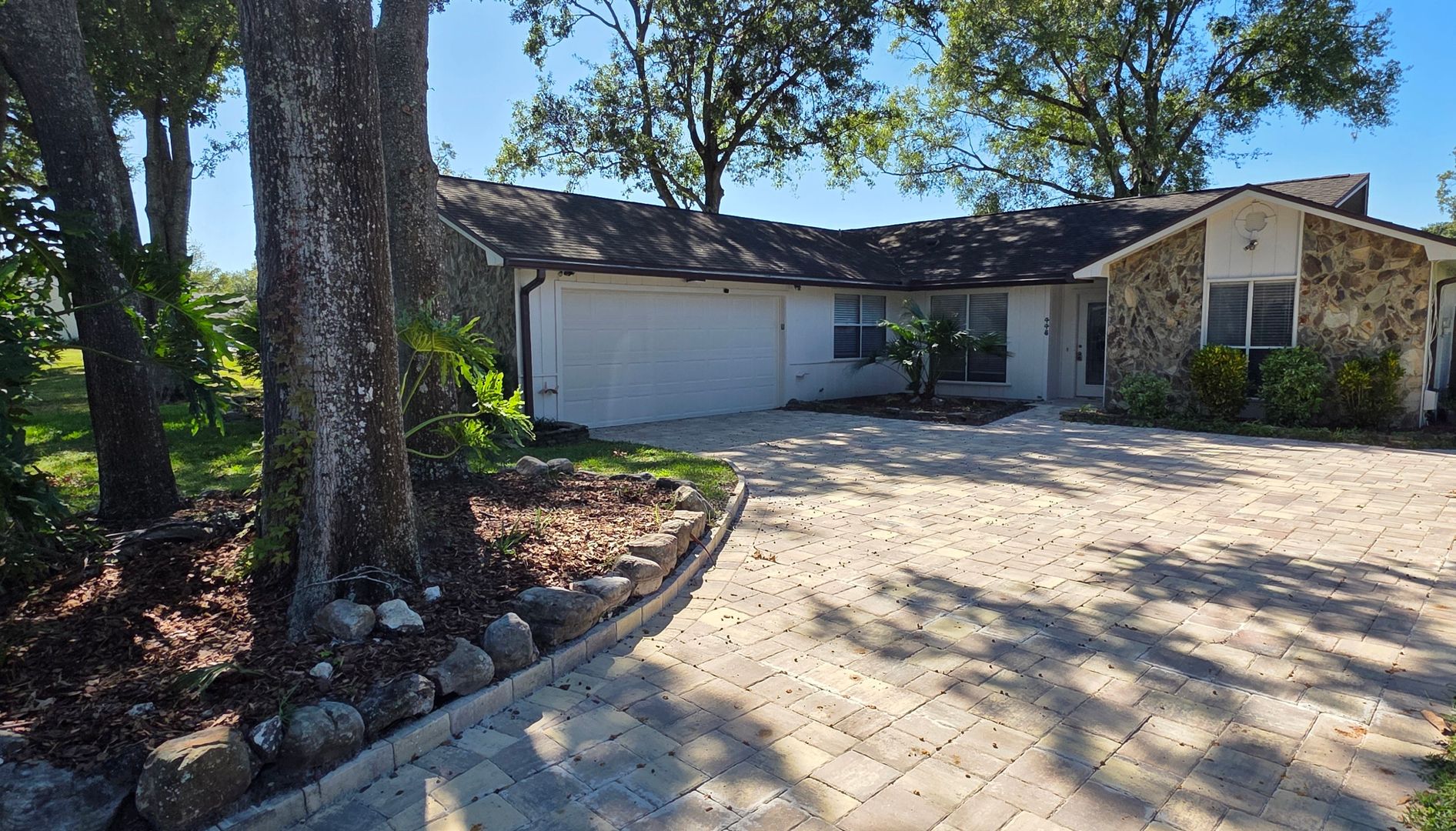 Large 4 Bedroom Located in Arlington!