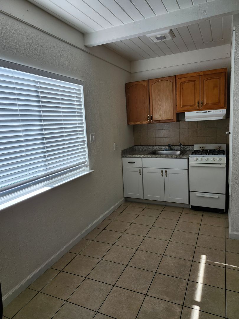 Santa Rosa Apartment: 822 West Ave