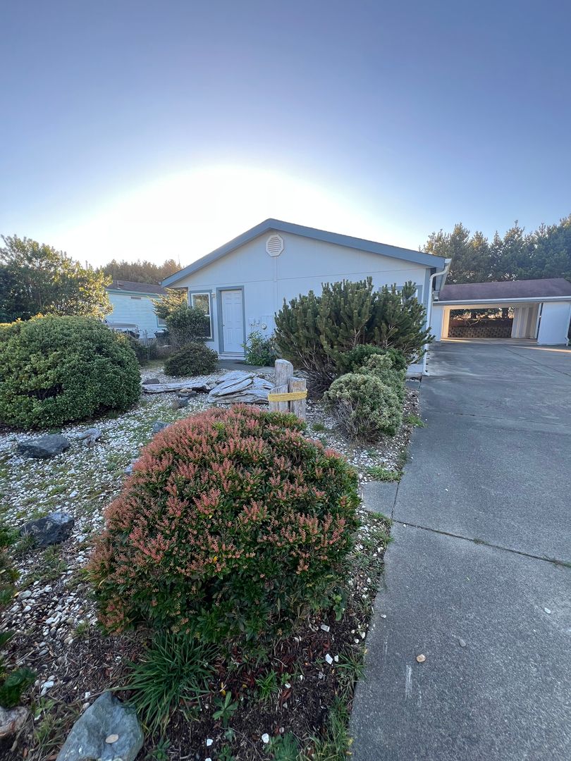 Bandon House: 2976 Spinnaker Dr.