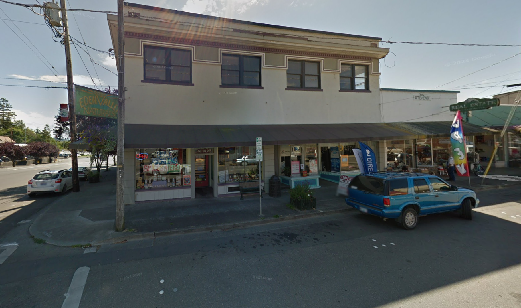 Coquille Apartment: 97 E 1st St