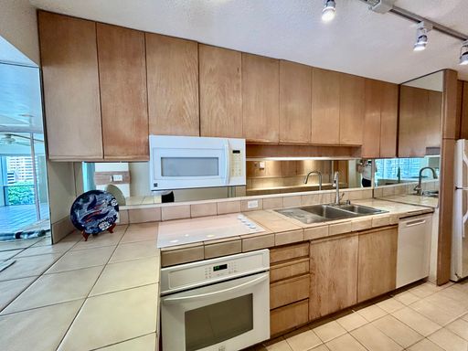 Marina Towers, 1,000 sq ft, cov'd parking, Heated Pool, Washer/dryer, 2 lanais, Tiled floors – photo 1