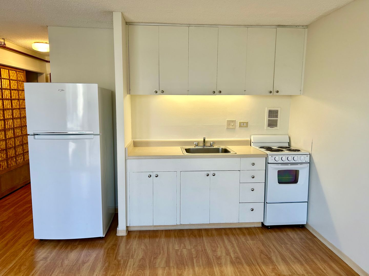 Honolulu House: 1650 Kanunu St. #513