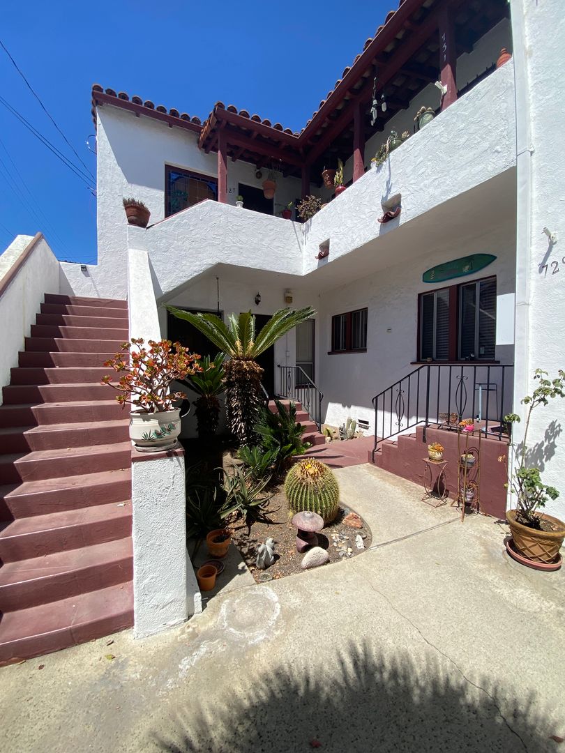 Long Beach Apartment: 725 E. 8th St - E. 8th St-725