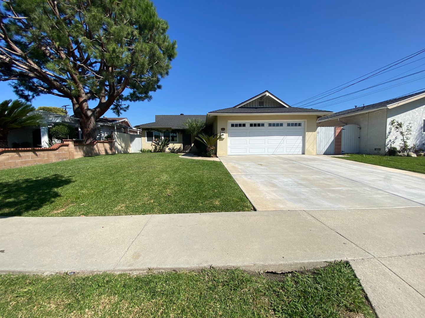 Lakewood House: 20520 Roseton Ave