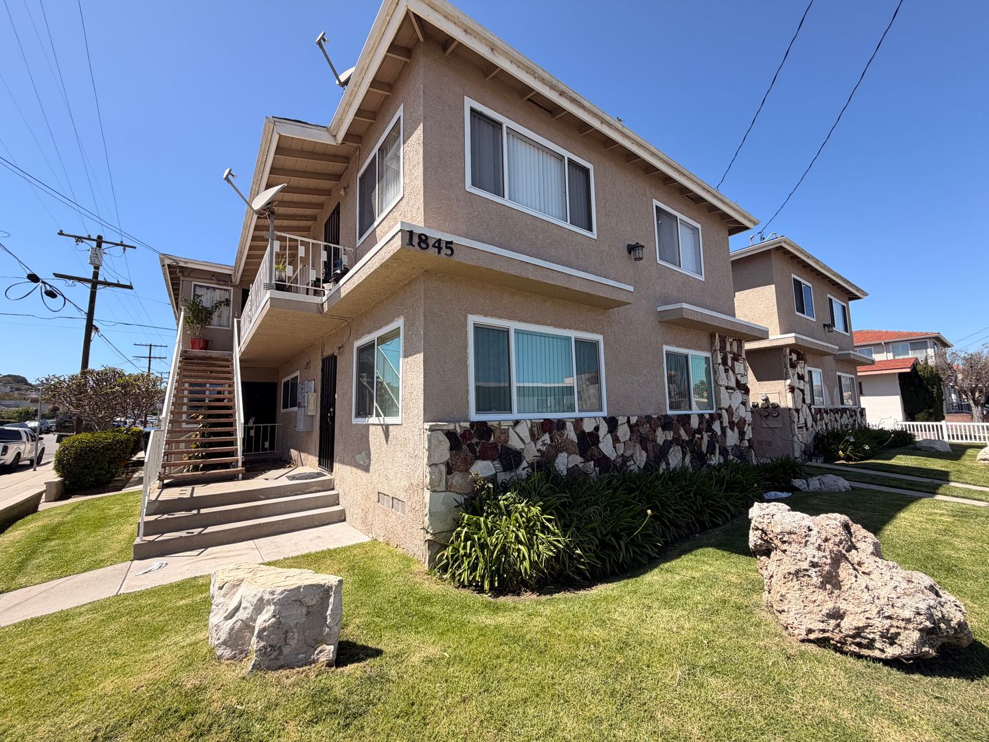 San Pedro Apartment: 1845 S. Grand Ave #2