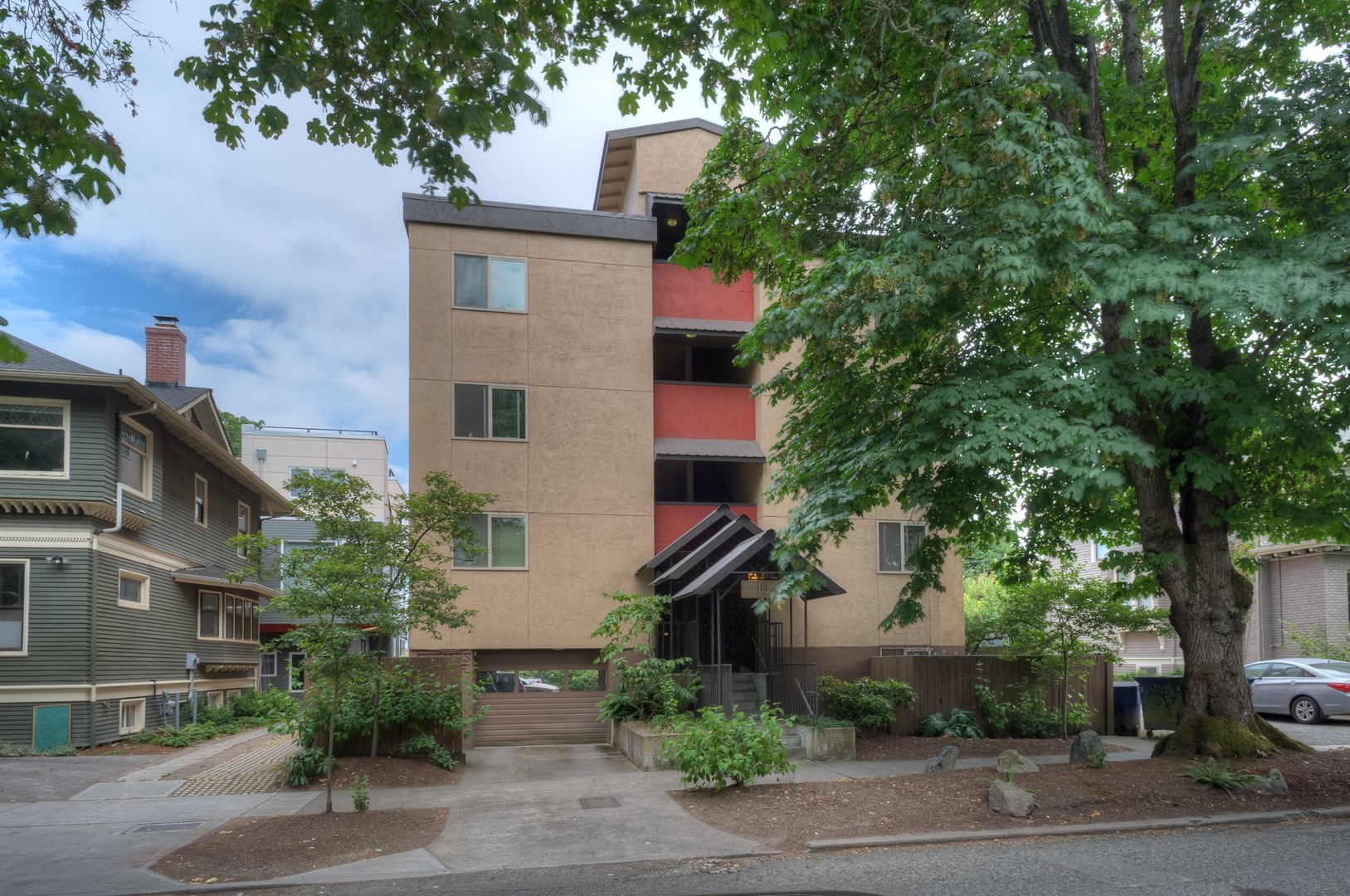 Seattle Apartment: 118 18th Ave E