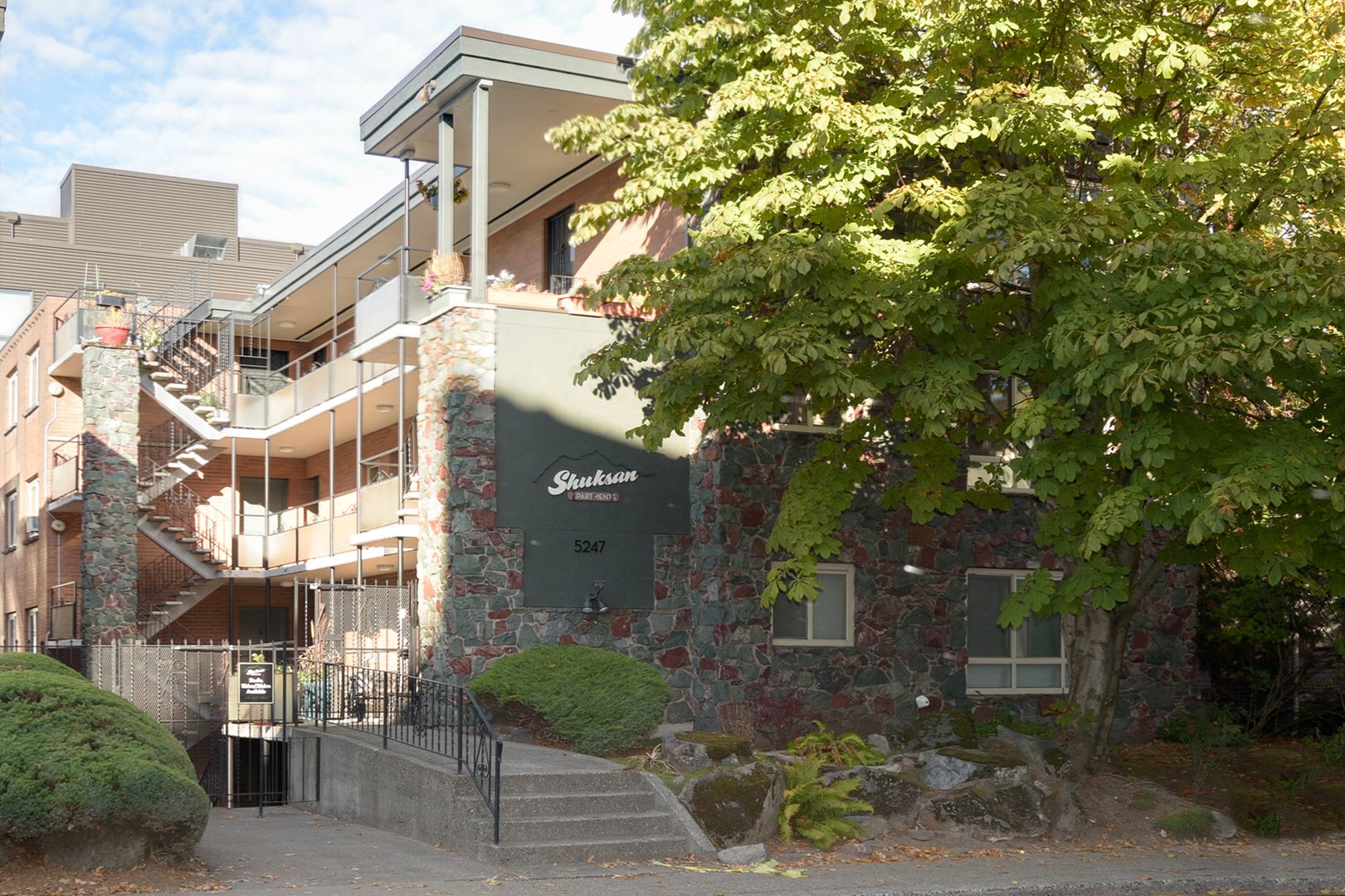 Seattle Apartment: 5247 15th Ave NE