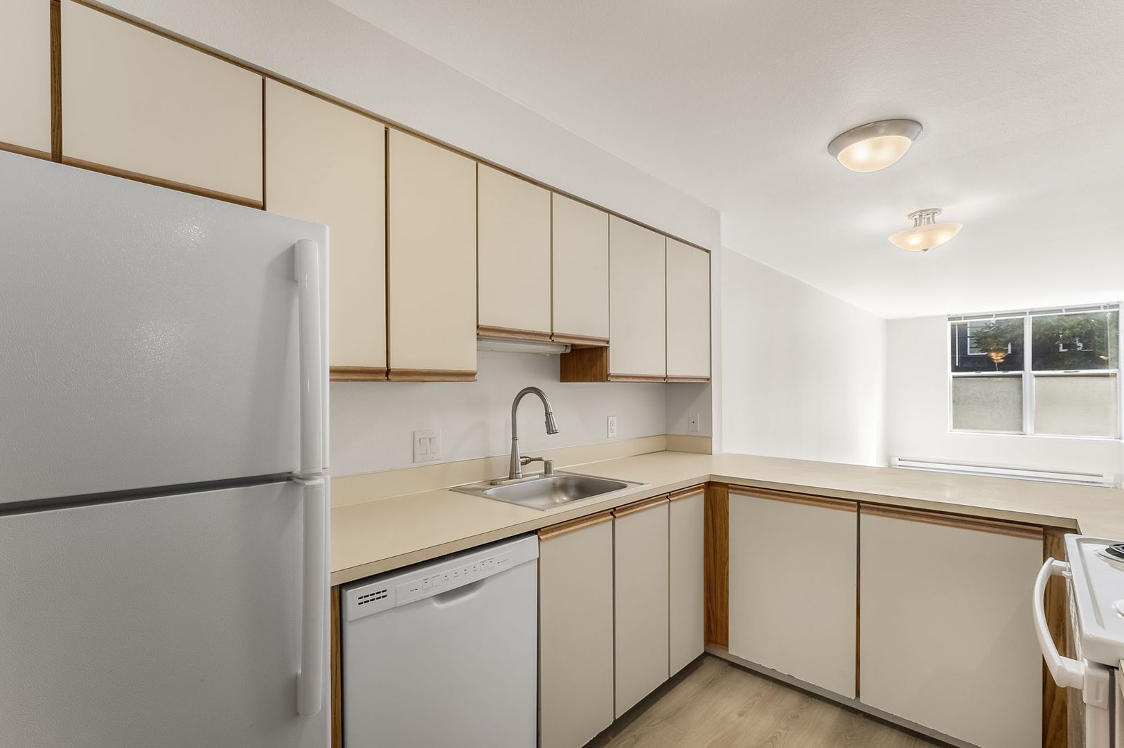 Seattle Apartment: 6619 Roosevelt Way NE
