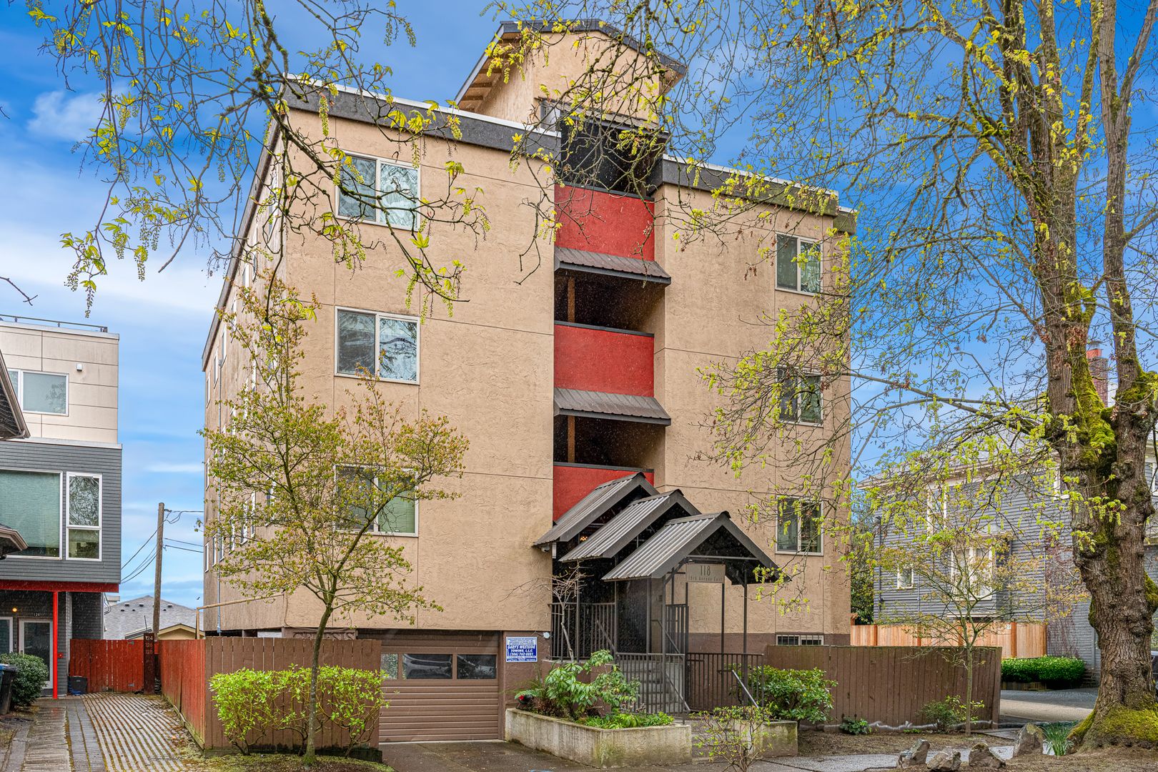 Seattle Apartment: 118 18th Ave E