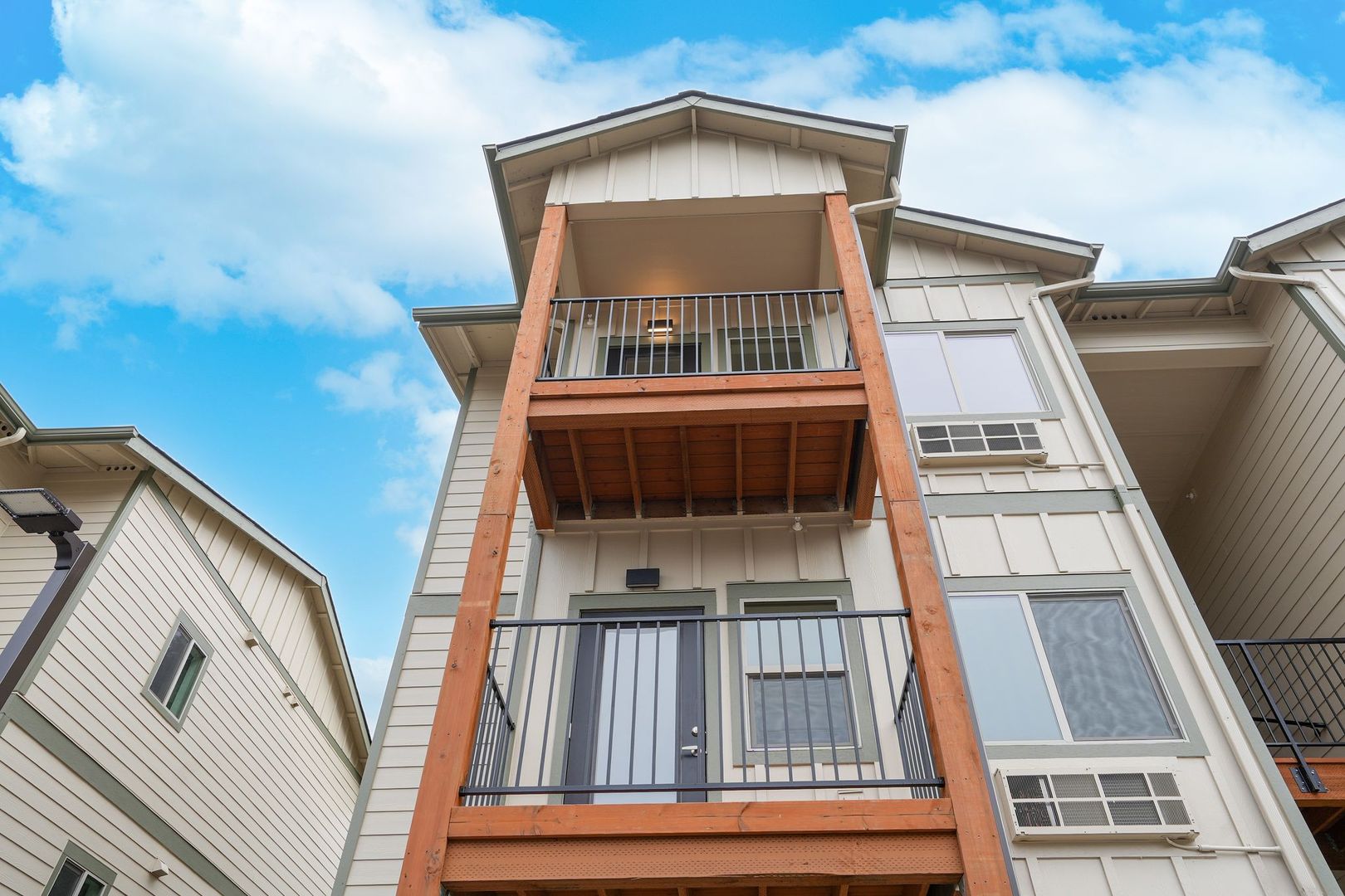 Monmouth Apartment: 300-380 Hoxton Ave