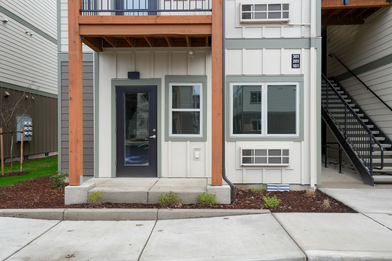 Monmouth Apartment: Hoxton Ave