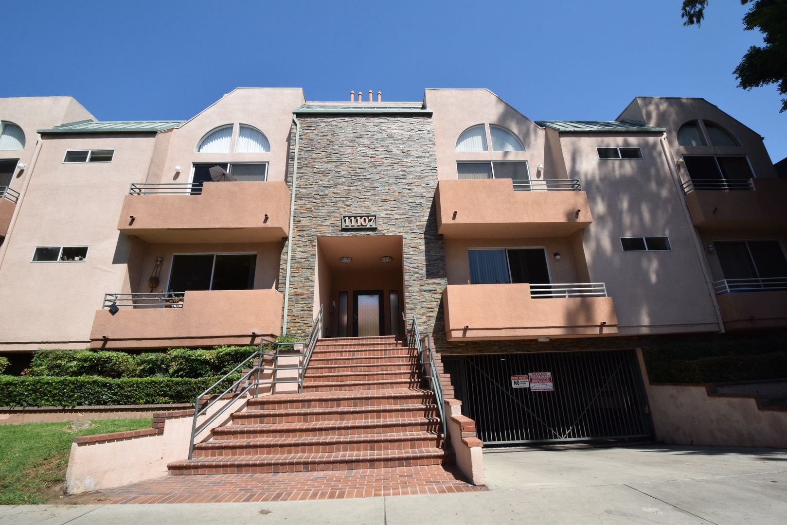 North Hollywood Apartment: 11107 La Maida Street