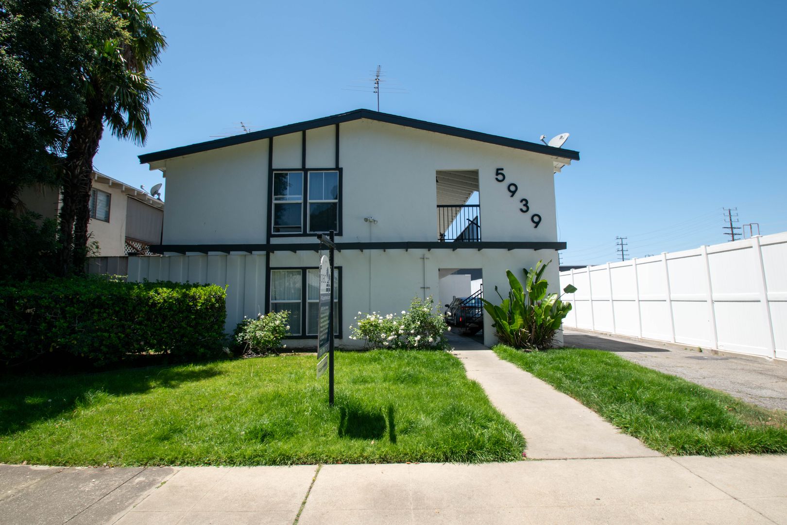 Van Nuys Apartment: 5939 Cedros Avenue