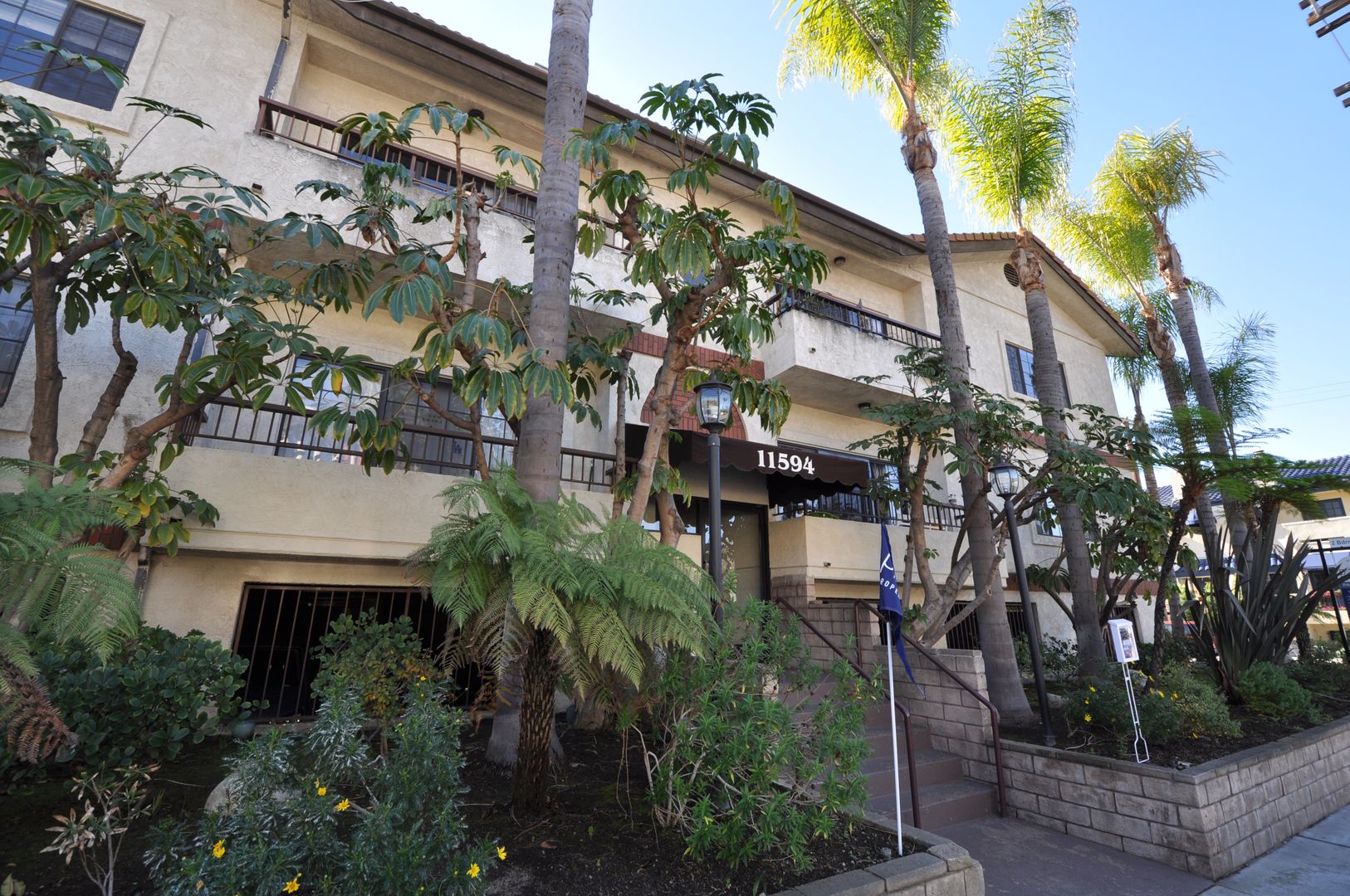 Studio City Apartment: 11594 Moorpark Street