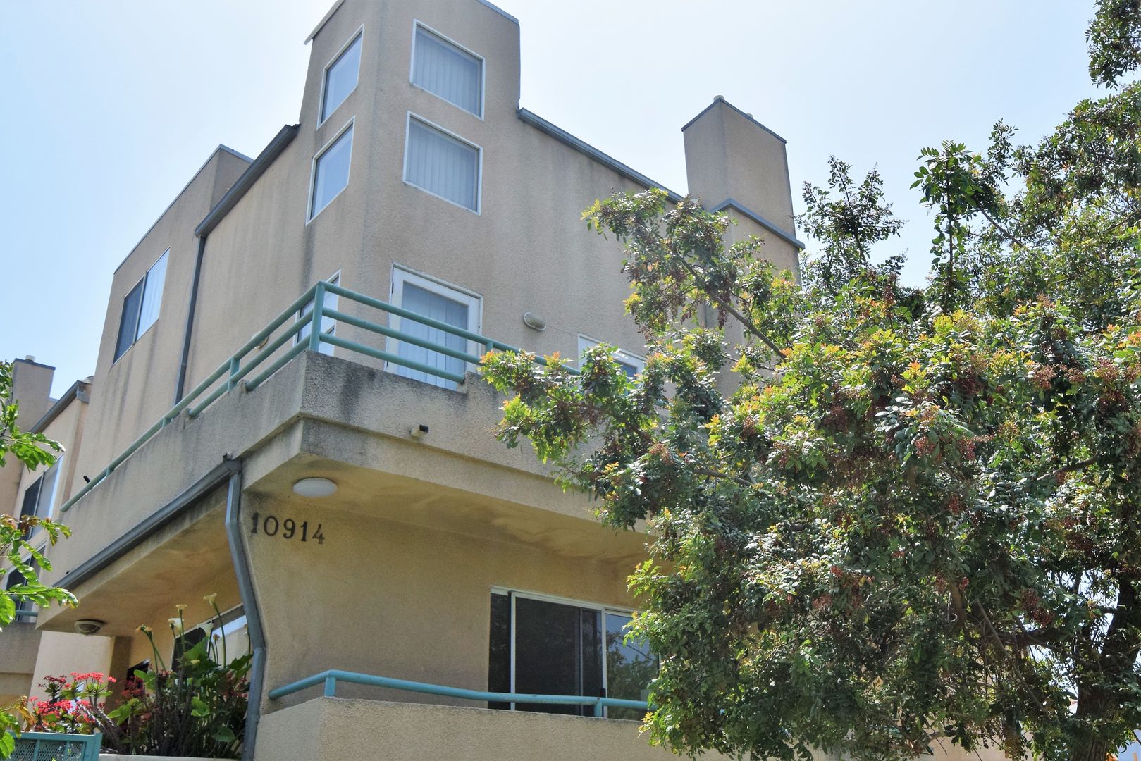 North Hollywood Apartment: 10914 Camarillo Street