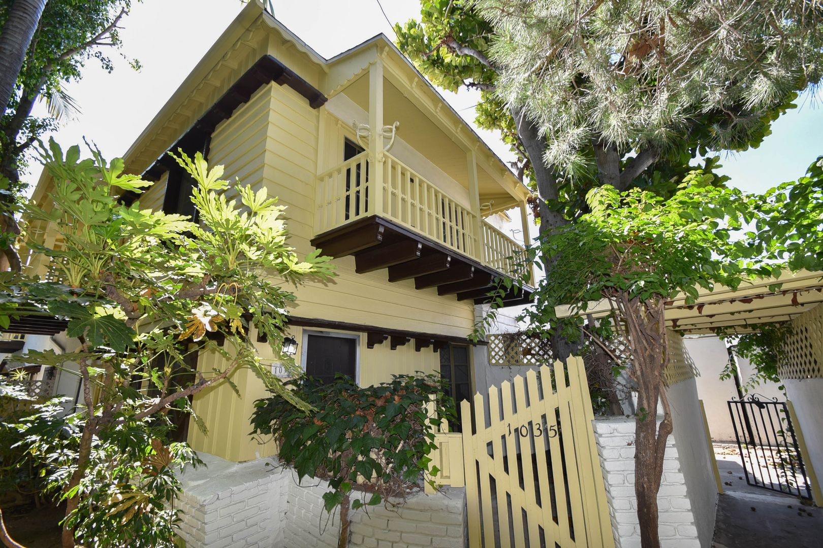 Los Angeles Apartment: 1008 S. Orange Grove Ave / 1033 S Ogden Dr
