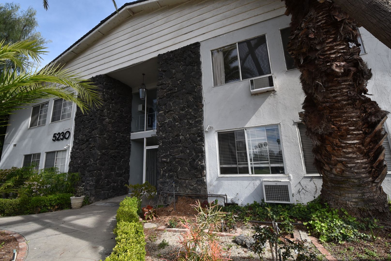 Sherman Oaks Apartment: 5230 Vesper Avenue