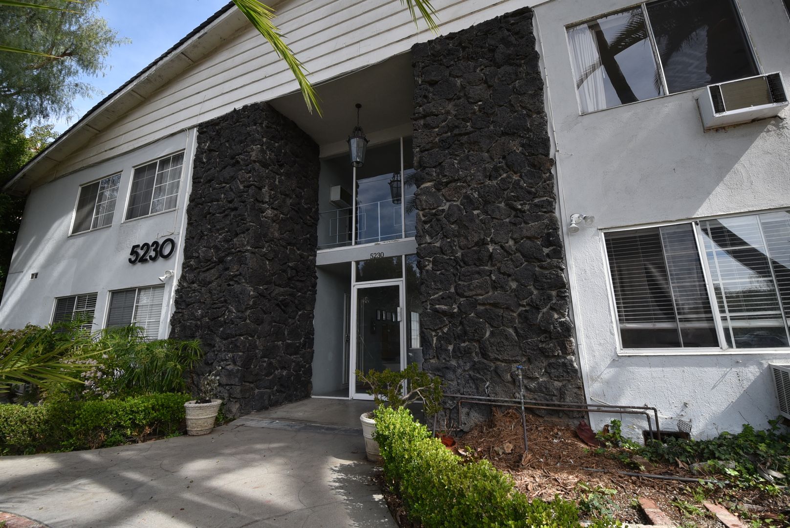 Sherman Oaks Apartment: 5230 Vesper Avenue