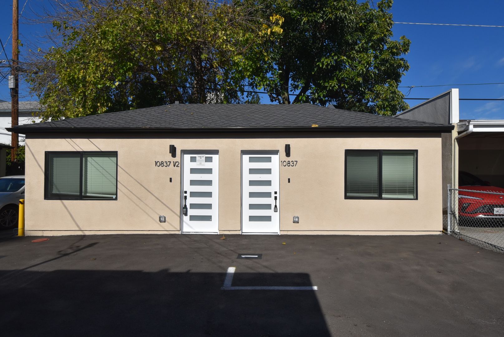 Studio City Apartment: 10839 Moorpark Street