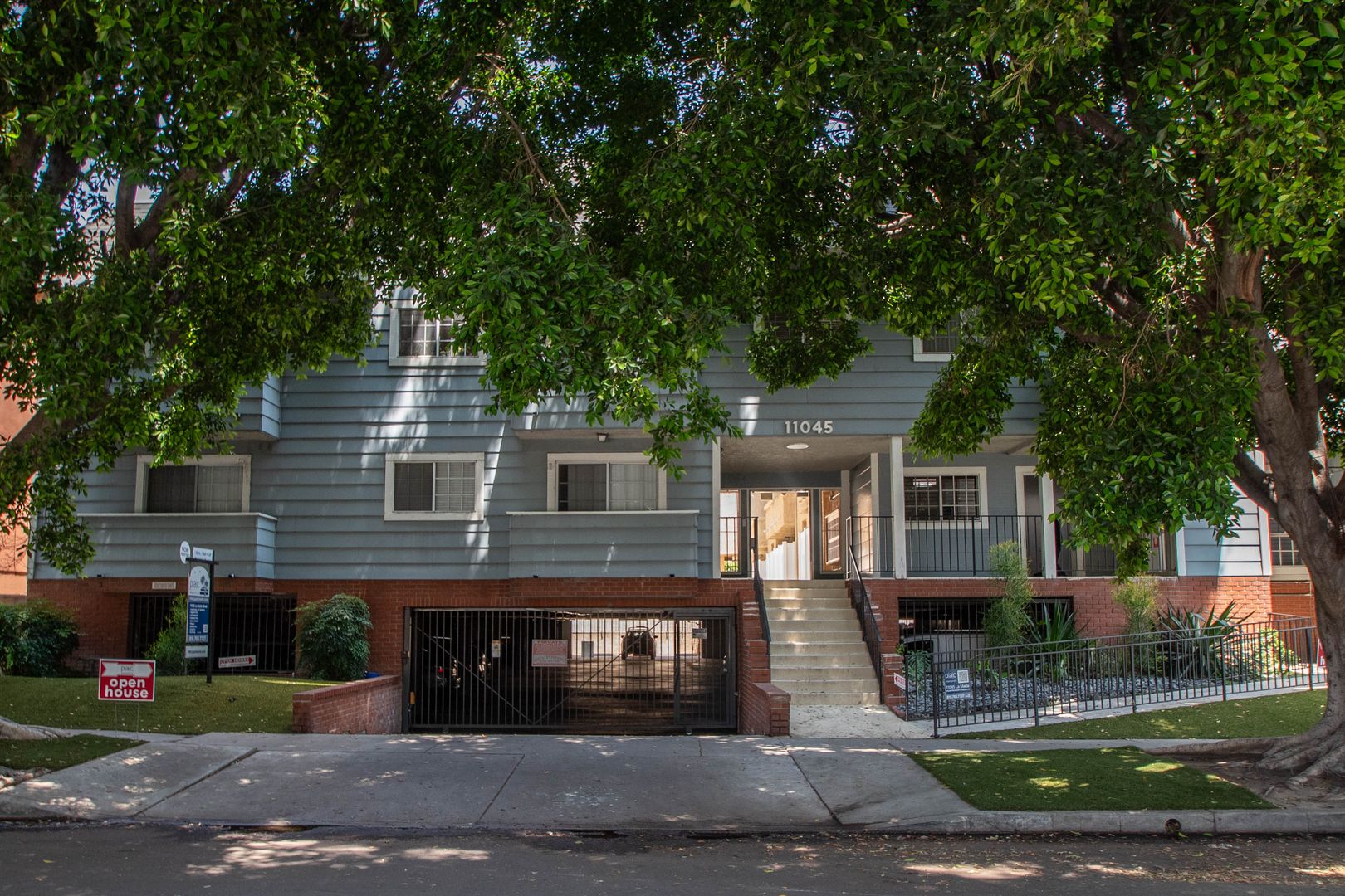 North Hollywood Apartment: 11045 La Maida Street