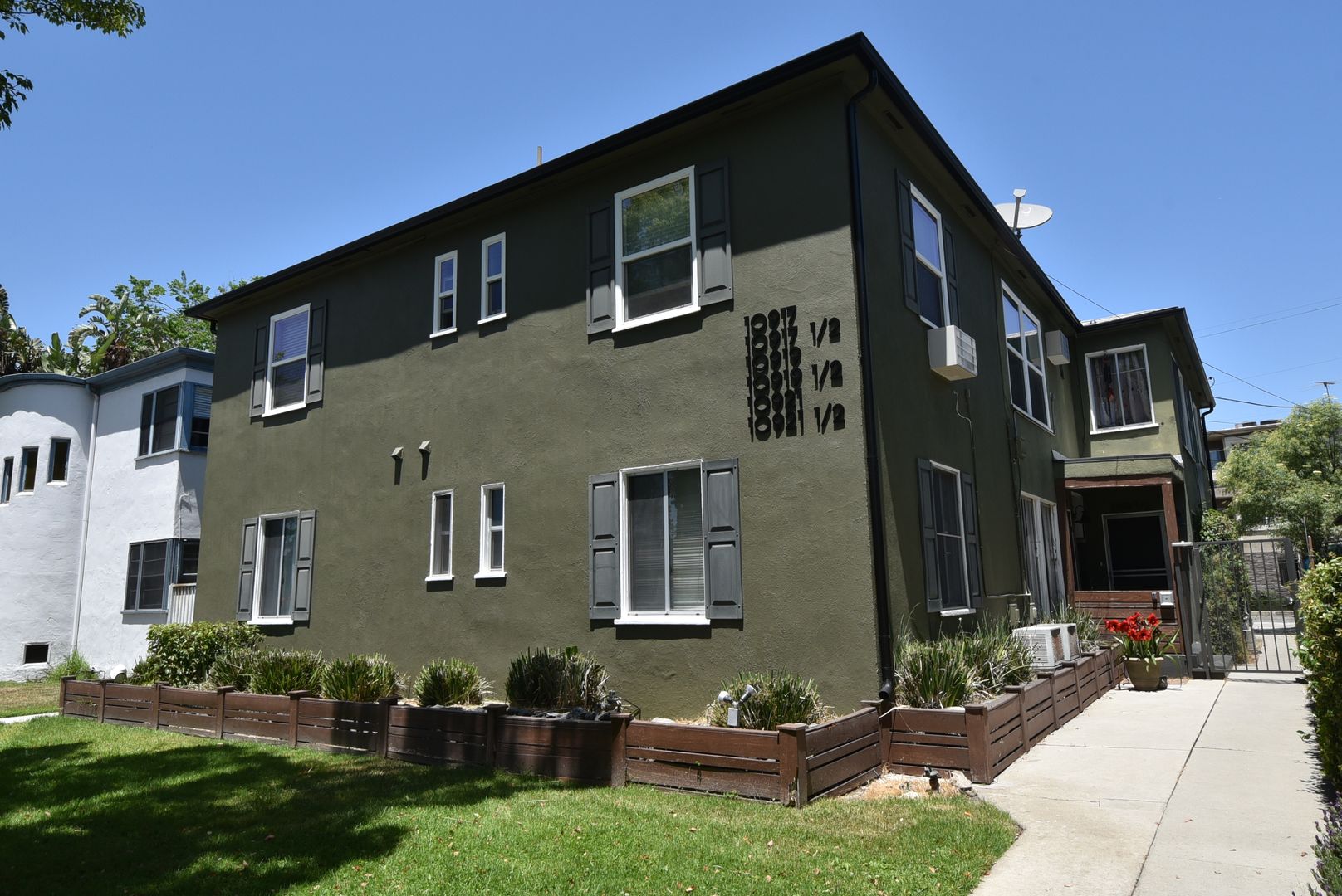 North Hollywood Apartment: 10919 Camarillo Street