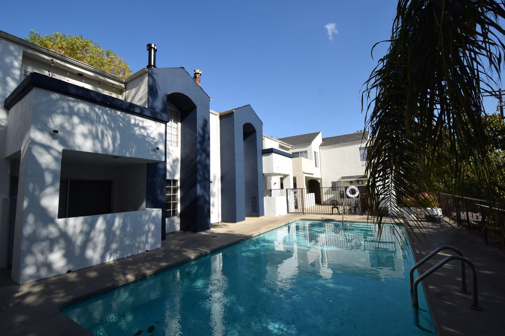 Sherman Oaks Apartment: 15007 Burbank Blvd