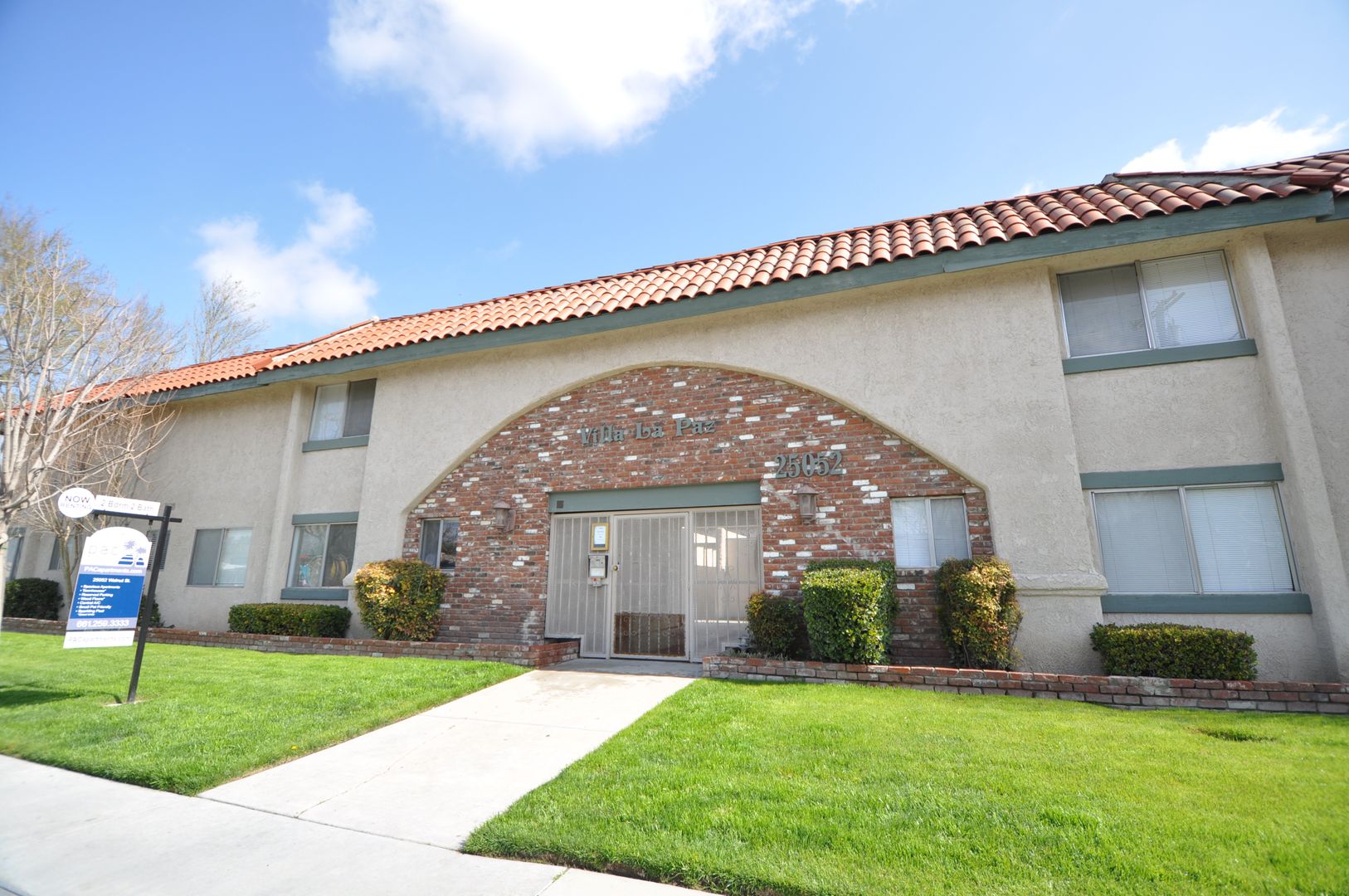 Newhall Apartment: 25052 Walnut Street