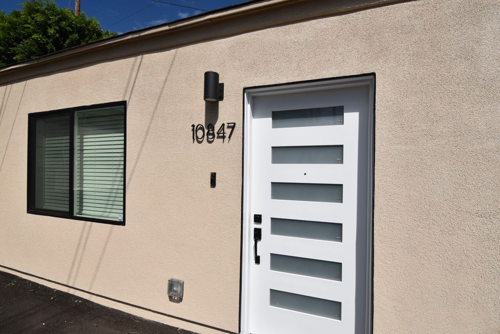 Studio City Apartment: 10839 Moorpark Street