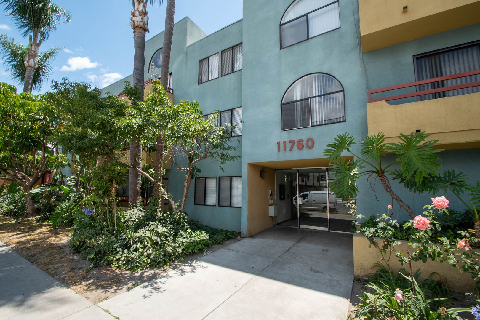 North Hollywood Apartment: 11760 Hamlin Street