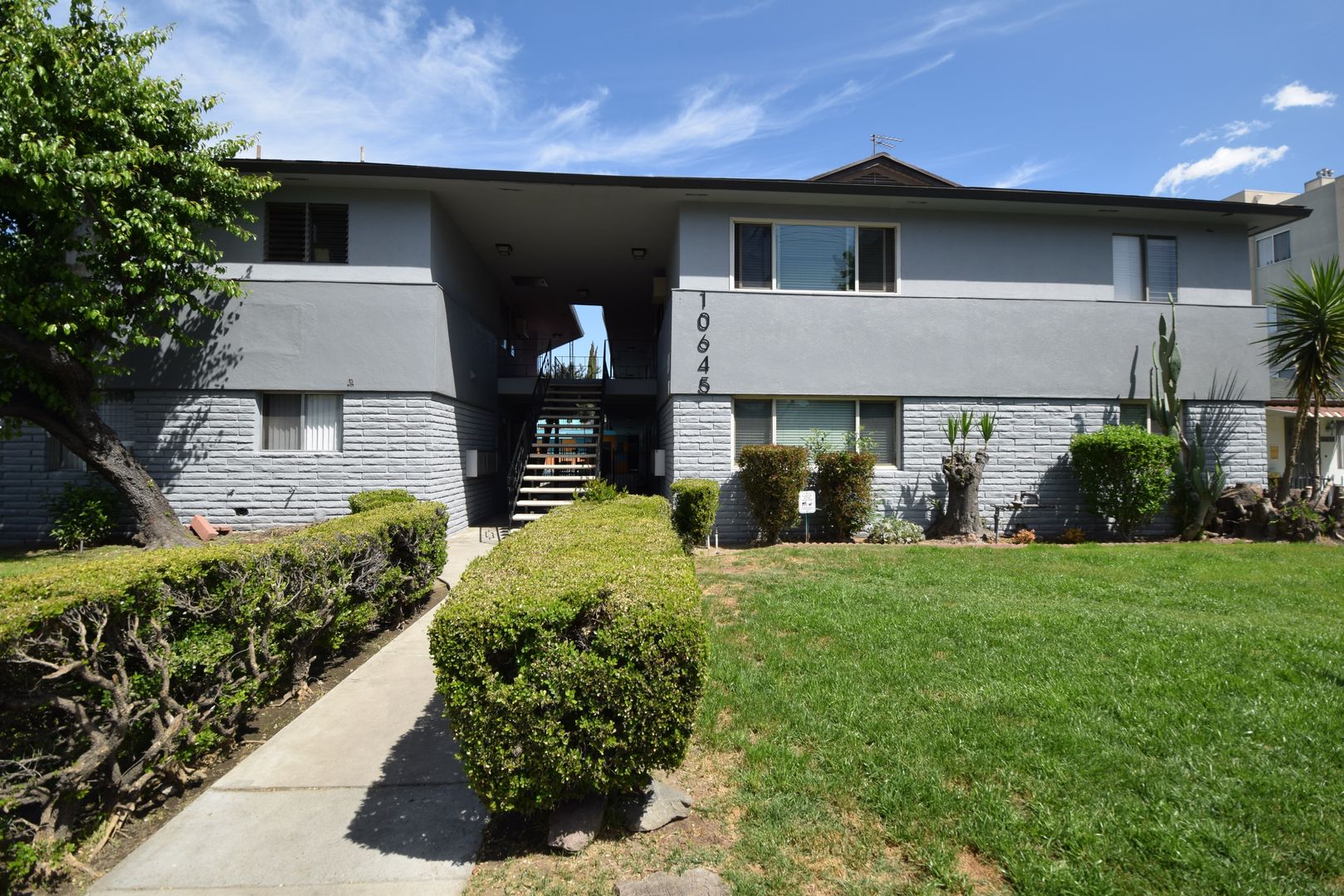 North Hollywood Apartment: 10645 Valley Spring Lane