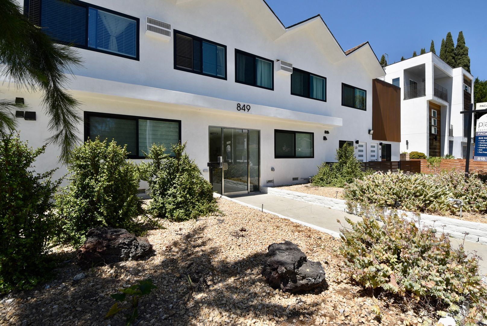 Hollywood Apartment: 849 N McCadden Place