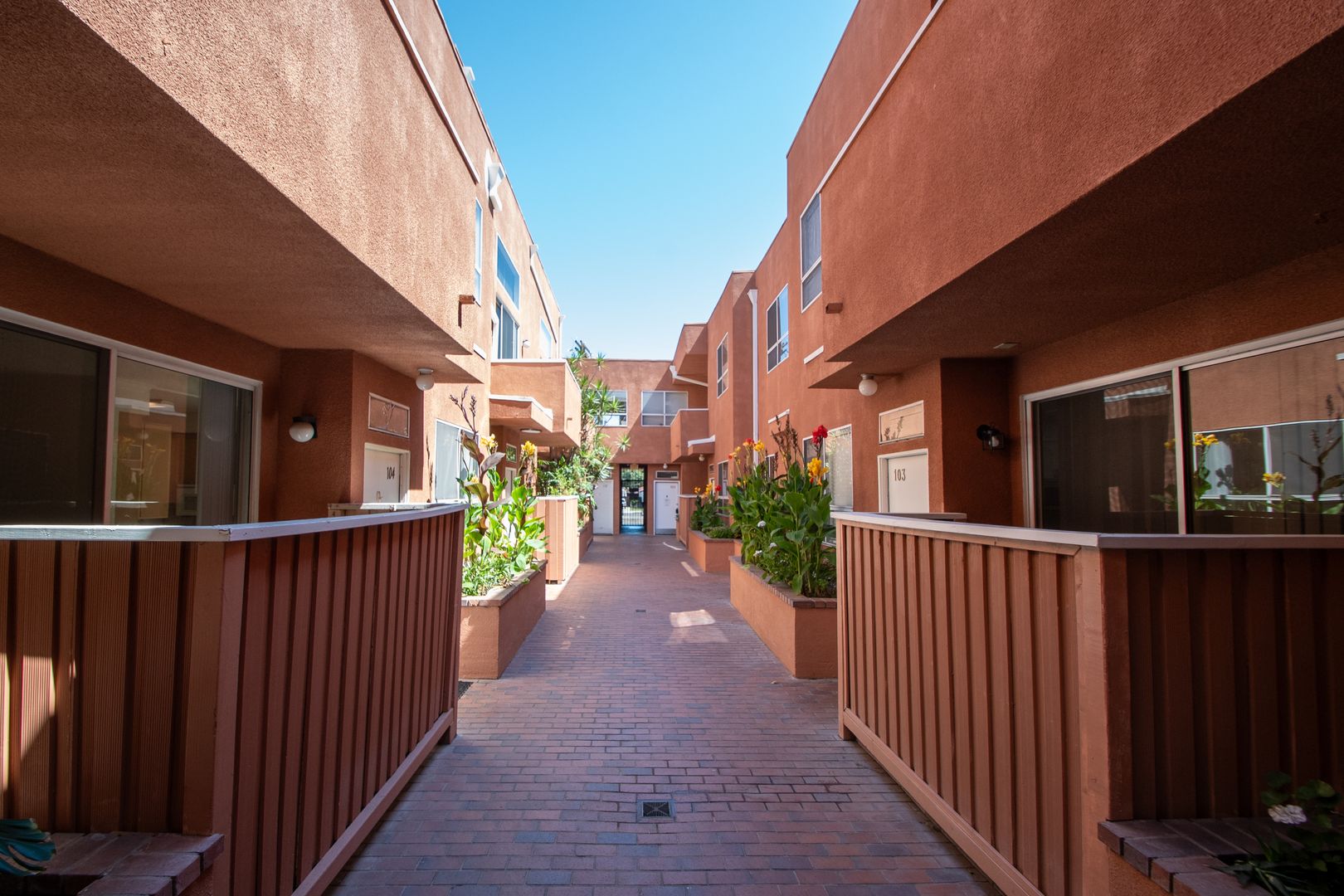 North Hollywood Apartment: 11107 La Maida Street