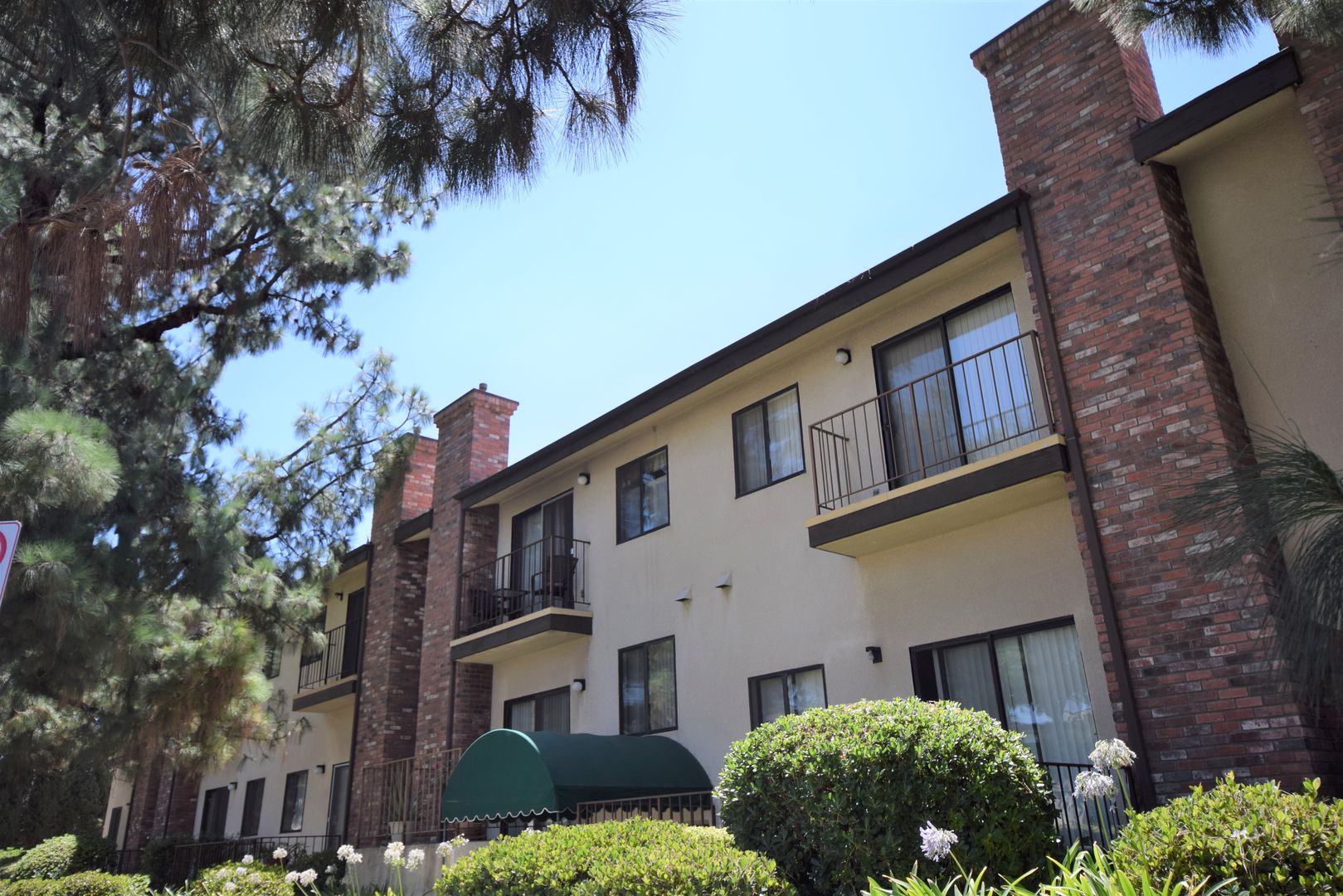 Granada Hills Apartment: 17122 Chatsworth Street