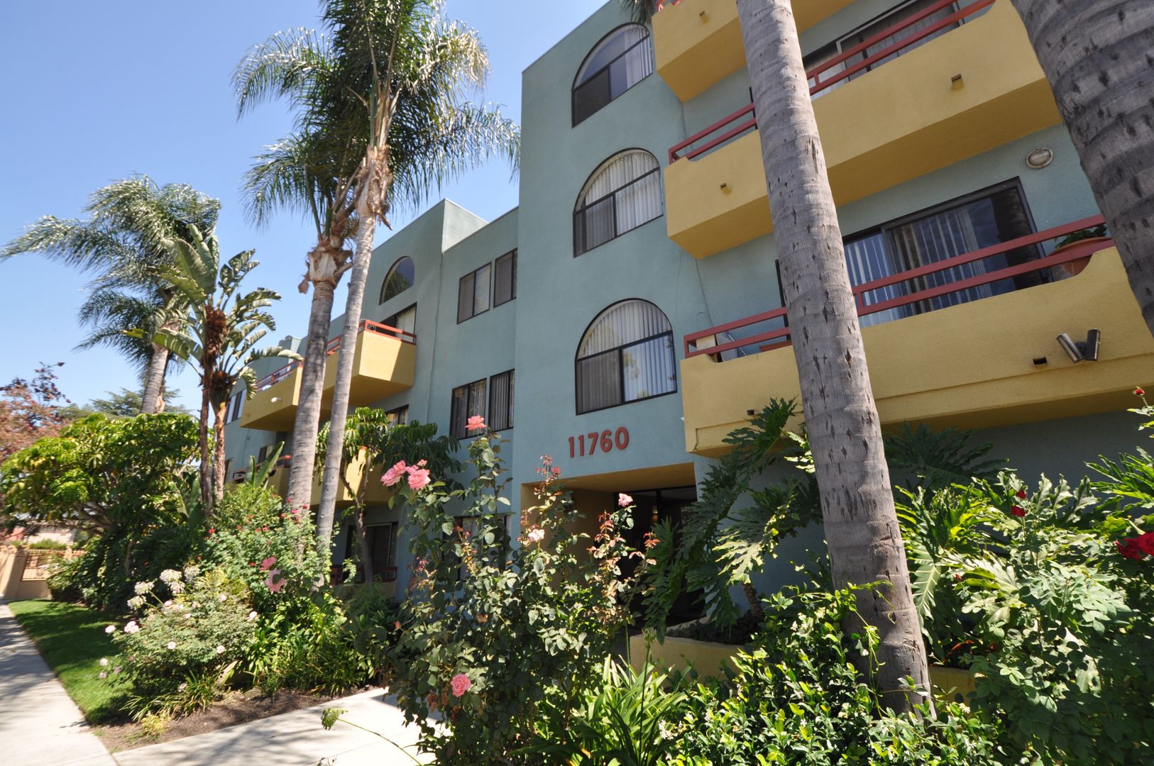 North Hollywood Apartment: 11760 Hamlin Street