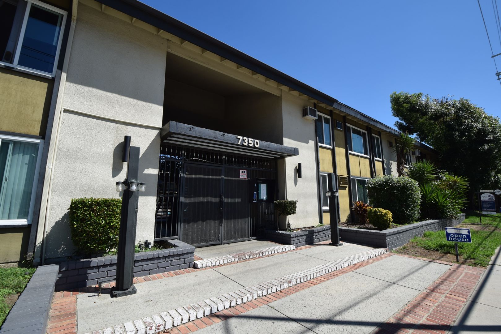 Van Nuys Apartment: 7350 Kester Avenue