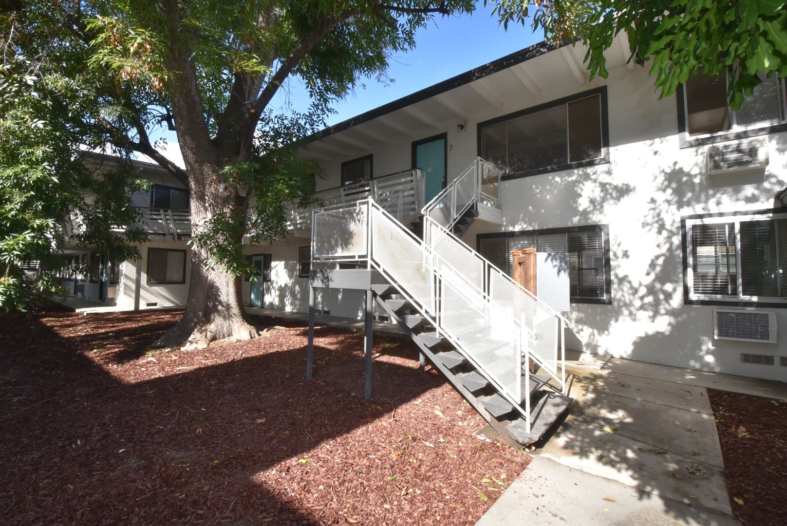 North Hollywood Apartment: 6125 Whitsett Avenue
