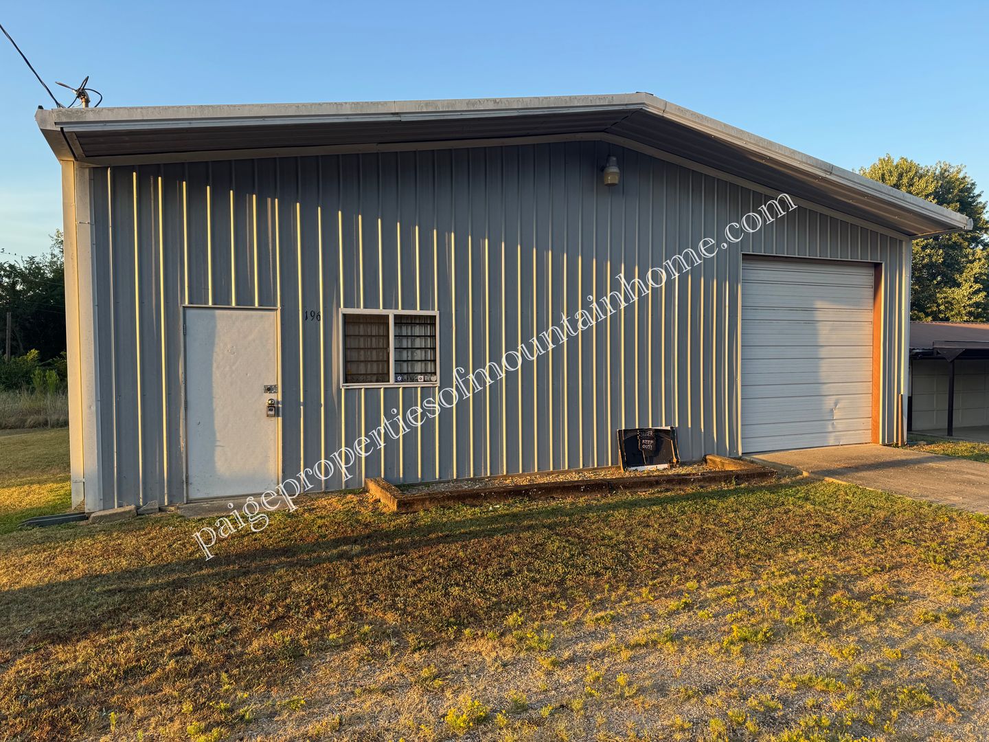 1,600 Sq Ft Shop Space in Midway, AR – Includes Bathroom with Stand-Up Shower