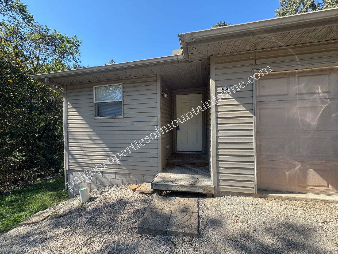 Lakeview Apartment: 63 Grand Oak Road