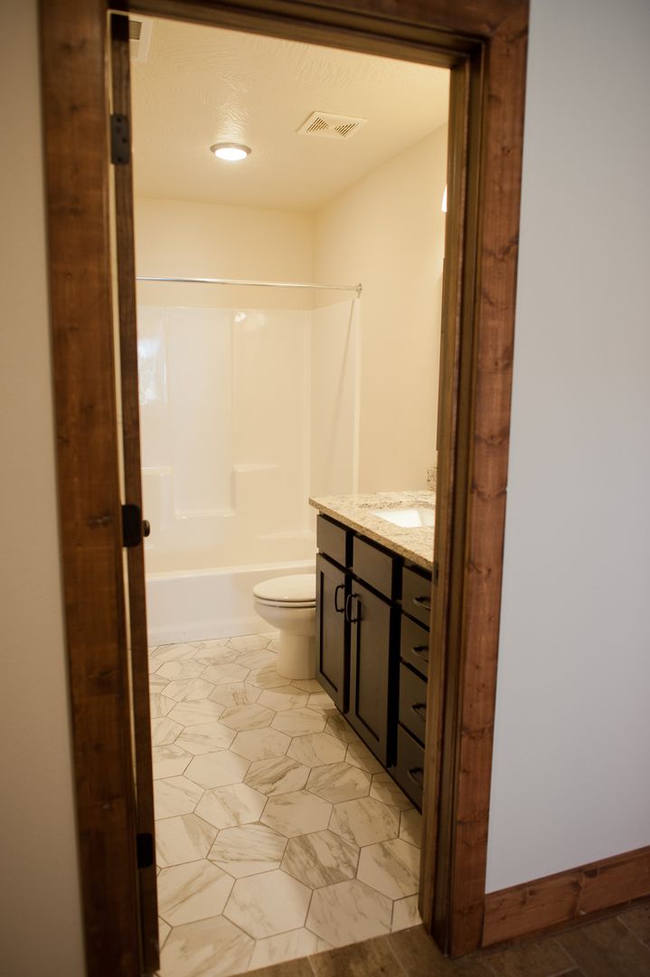 Springfield Apartment: 515 W. McDaniel St.